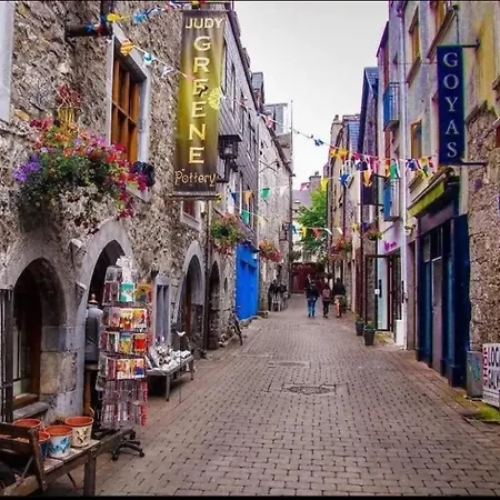 2 Bedroom Deluxe Centre Location Location Free Parking *