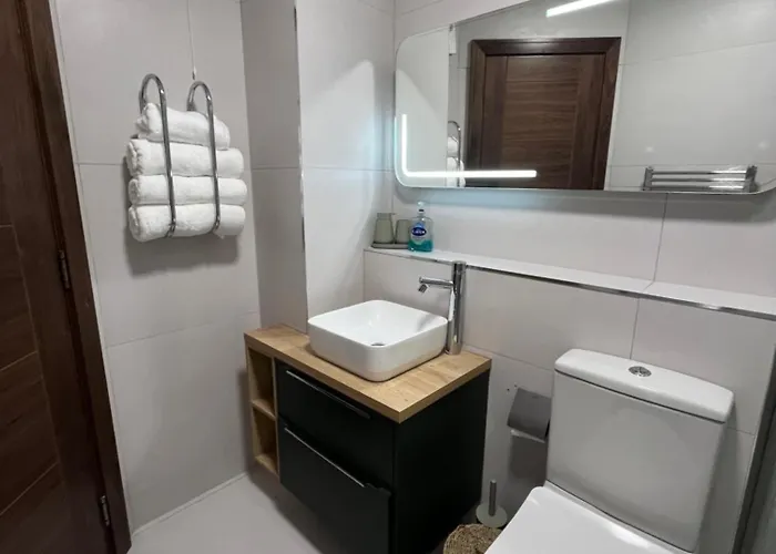 2 Bedroom Deluxe Centre Location Location Free Parking Apartament *