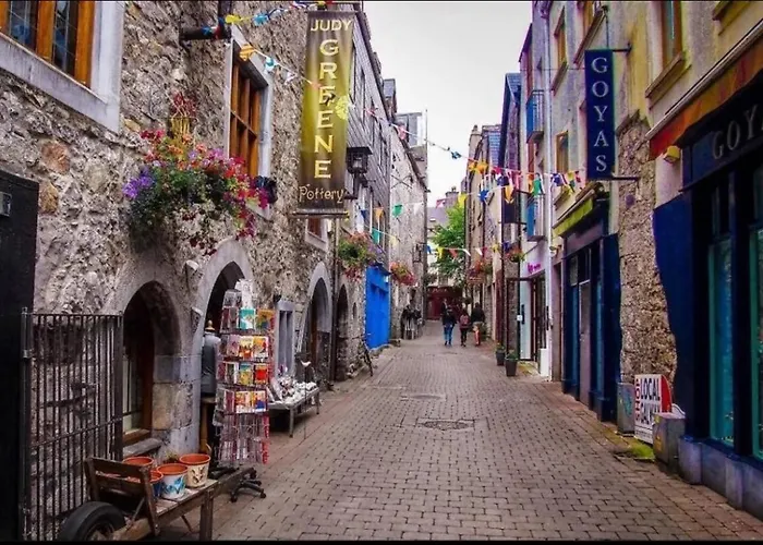 2 Bedroom Deluxe Centre Location Location Free Parking *